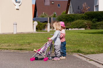 Kinder beim ausfahren Ihrer Puppen