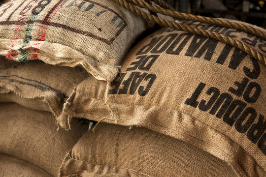 Jutes&auml;cke mit Kaffeebohnen im Lagerhaus