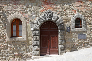 Fototapeta na wymiar classic toskańskie stare drzwi przednie z łuku, kamień i herb, C