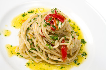 spaghettoni, aglio, olio e peperoncino