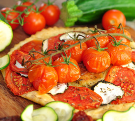 Pizza mit Tomaten und Zucchini