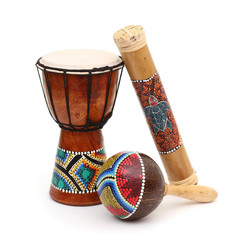 Djembe Regenmacher und Maracas freigestellt