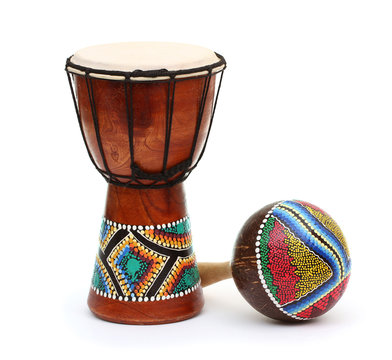 Djembe und Maracas freigestellt