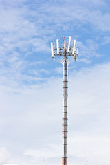Obraz premium cell phone tower antenna against blue sky