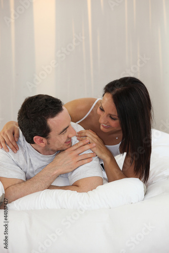 Муж трахает жену на кровати в субботу