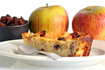 Part de plum pudding aux pommes et raisins secs