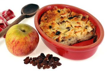 Plat de pudding pommes et raisins secs