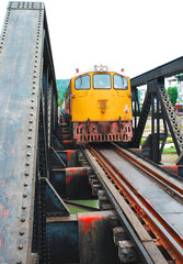 Obraz premium Lokomotywa spalinowa z pociągiem pomarańczowym