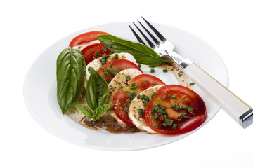tomaten mit mozzarella mit basilikum mit gabel