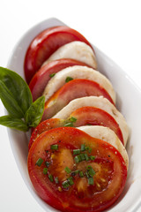 tomaten mit mozzarella mit basilikum unscharf als beilage
