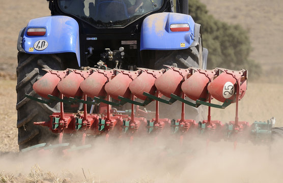 Tractor labrando el campo