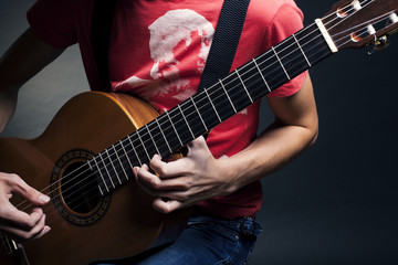 Fototapeta na wymiar Chłopak gra gitarę