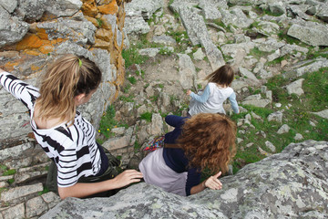 Jeunes font de l'escalade