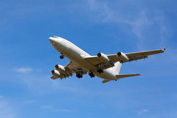 Fototapeta na wymiar biały samolot pasażerski odrzutowiec