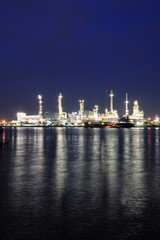 Obraz na płótnie Canvas Oil refinery at twilight,Chao Phraya river, bangkok,Thailand