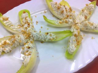 Endivias rellenas de mousse de queso azul