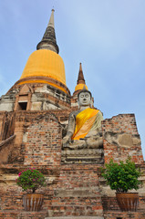 Fototapeta premium The big ancient buddha statue in ruined old temple
