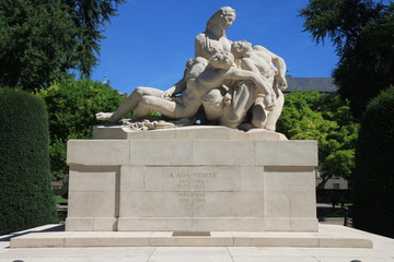 Fototapeta premium Strasbourg - Statue hommage aux morts