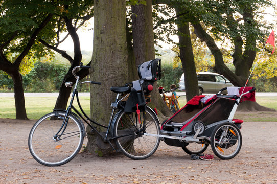 Fahrrad mit Kindersitz und Anh&auml;nger