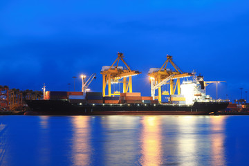 Fototapeta na wymiar Załadunku kontenerów w morskim porcie handlowym w Zmierzchu