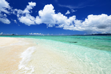 美しい沖縄のビーチと夏空