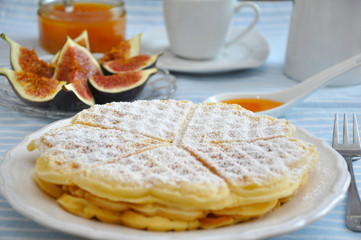 Frische Waffeln zum Frühstück