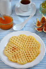 Frische Waffeln zum Frühstück