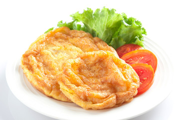 Omelet with tomato and lettuce