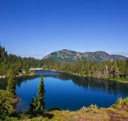 Obraz na płótnie Canvas Jezioro w górach