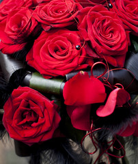 bouquet de roses rouge décorations noires © auryndrikson