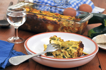 Une assiette de flan de courgettes et feta