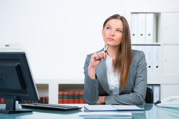 nachdenkliche junge businessfrau
