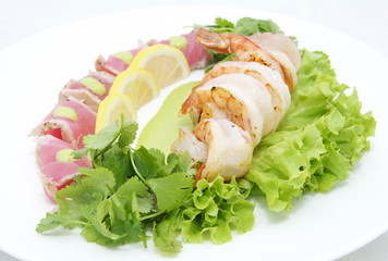 салат из рыбы и креветок