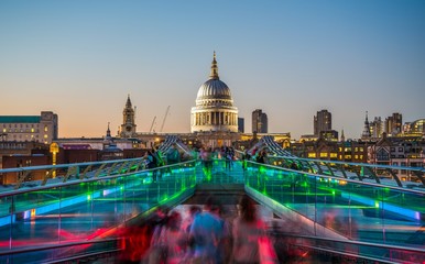 Naklejka premium Millennium Bridge with a view on St. Pauls