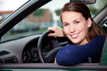 Fototapeta na wymiar Atrakcyjna kobieta kierowca
