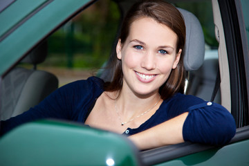 Attraktive junge Frau im Auto