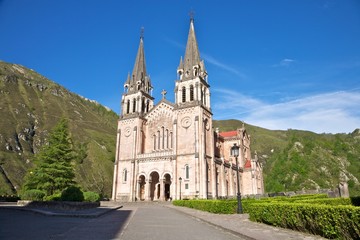 Fototapeta na wymiar facade of Covadonga basilica