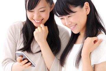 スマート本を見る女の子二人