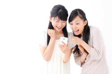 スマートホンを見る女の子二人