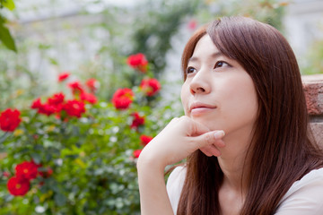 若い女性 公園イメージ