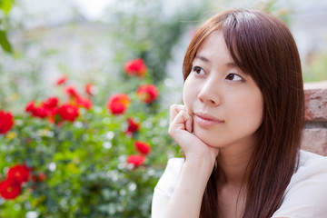 若い女性 公園イメージ