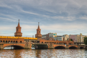 Fototapeta na wymiar Piękny widok na Oberbaumbruecke w Berlinie, Niemcy