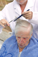Coiffure &agrave; domicille - Personne &acirc;g&eacute;e