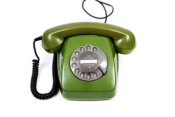 Altes Telefon auf weiß isoliert
