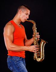 Obraz na płótnie Canvas Młody mężczyzna gra na saksofonie