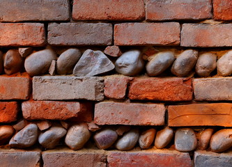 Ziegelmauerwerk mit Steinschichten