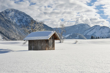 Winterlandschaft mit Hütte