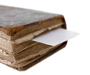 carte blanche entre les pages d'un vieux livre