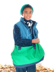 glücklicher junge im herbst