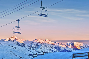 Lever du soleil sur les Alpes, remontée mécanique